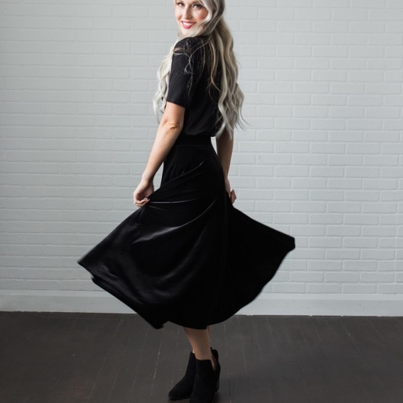 Dresses & Skirts - Black velvet midi skirt